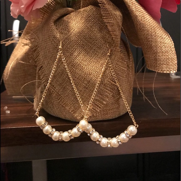 Wow! These are faux pearl and gold earrings - Picture 4 of 6